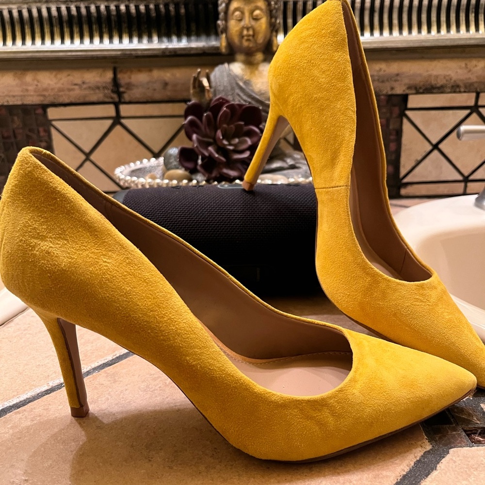 Steve Madden Daisie Yellow Suede Heels NWT